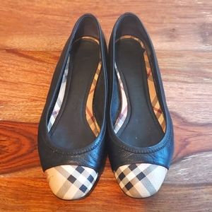 Classic and adorable Burberry flats 38/7.5-8 US